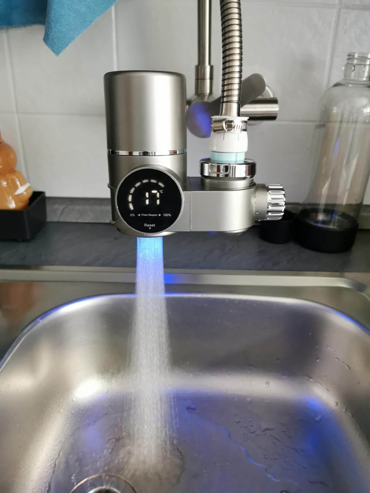 Vandfilter monteret på vandhane med LED-lys, forbedrer vandkvaliteten