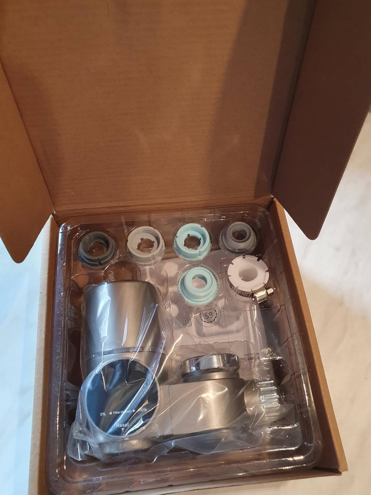 Komplet vandfilter med adaptere pakket i æske, klar til installation
