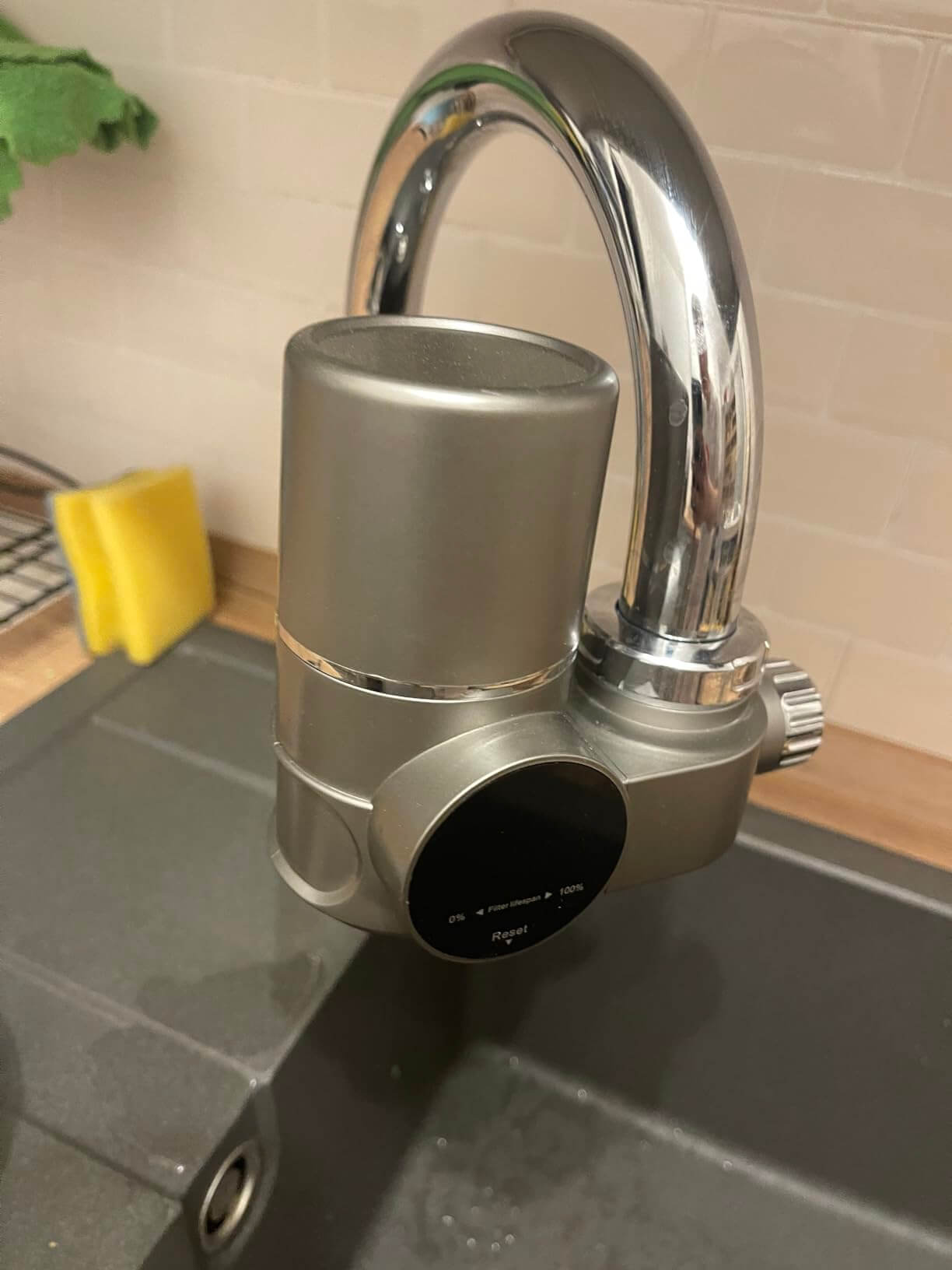Vandfilter installeret på vandhane i køkken, effektiv mod kalk og hårdt vand
